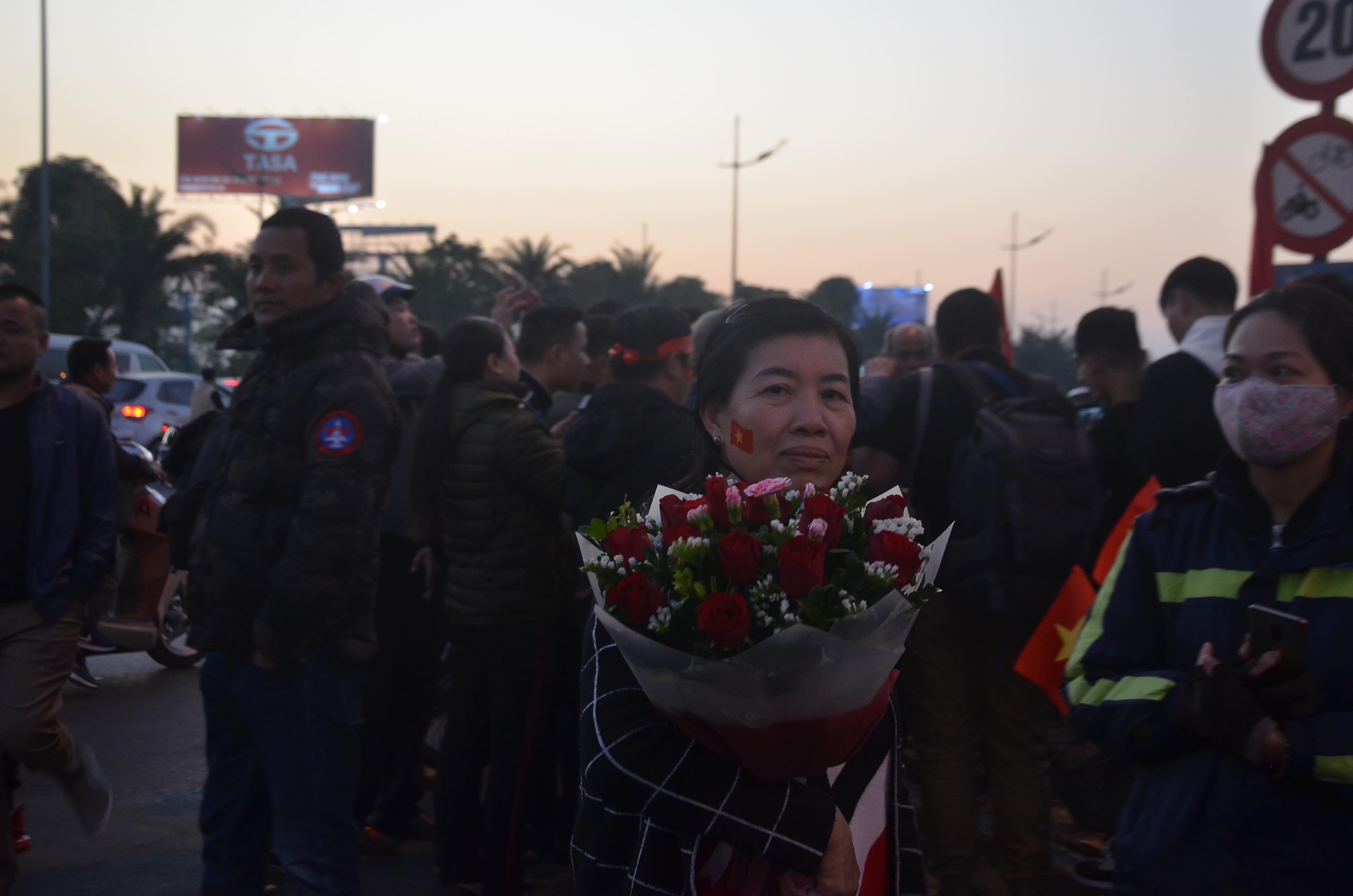  Mẹ của 'hot girl' làng bóng đá nữ ôm bó hoa quay về khi không gặp được con