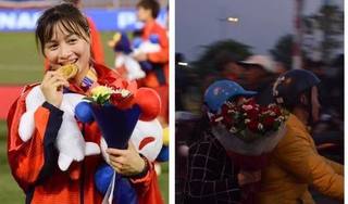 Mẹ của 'hot girl' làng bóng đá nữ ôm bó hoa quay về khi không gặp được con