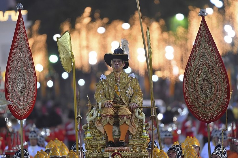 Vua Thái Lan ngồi thuyền vàng trên sông, quý phi bị thất sủng 'biến mất'