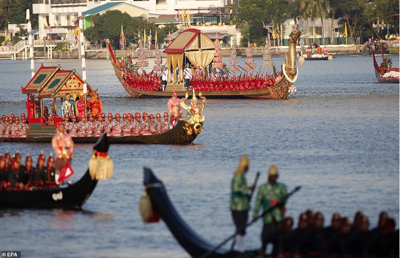 Vua Thái Lan ngồi thuyền vàng trên sông, quý phi bị thất sủng 'biến mất'