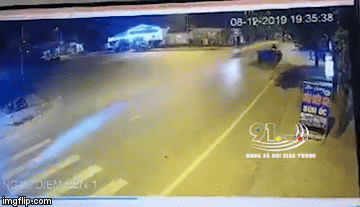 Clip: Lao xe với tốc độ 'điện xẹt', thanh niên tông kinh hoàng vào xe công nông