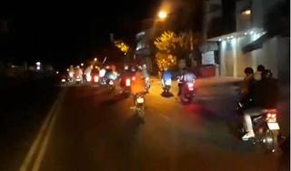 Cảnh sát nổ súng khống chế hàng chục 'quái xế' tổ chức đua xe náo loạn đường phố