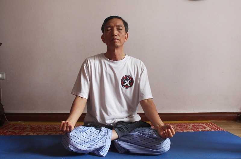 Ông Hiền đang ngồi luyện tâm năng dưỡng sinh, phục hồi sức khỏe.