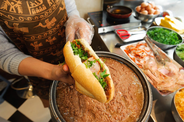 Thịt lợn 300.000 đồng/kg dân than trời: ‘Bánh mỳ tăng 5.000 sao miếng thịt lại mỏng hơn’