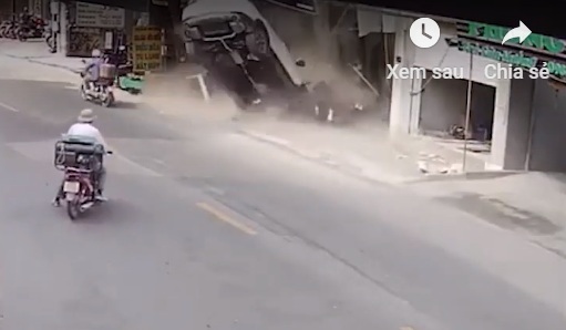 Video: Kinh hoàng ô tô lao lên vỉa hè tông hàng loạt xe máy