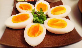 Ăn trứng gà sống hay chín tốt hơn?