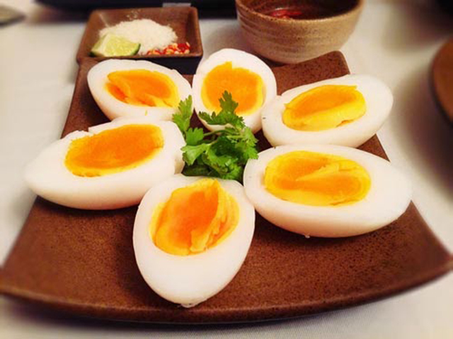 Ăn trứng gà sống hay chính tốt hơn?
