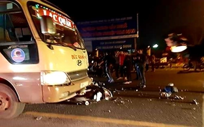Nam Định: Xe khách va chạm xe máy cực mạnh, 3 người thương vong