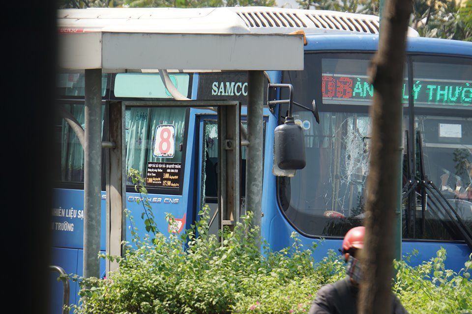 Côn đồ dùng hung khí đập phá xe buýt ở TP HCM 