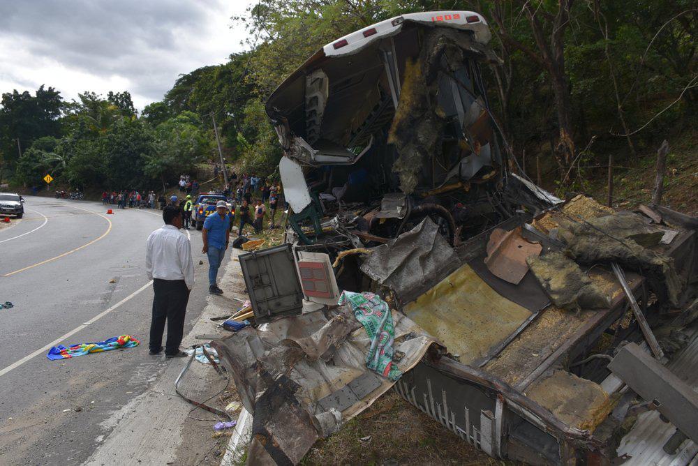 Xe buýt đâm xe tải, 21 người tử vong