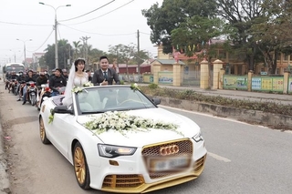 Choáng với đám cưới xa hoa ở Phú Thọ, rước dâu bằng xe mui trần mạ vàng 