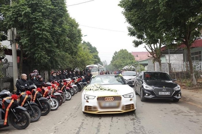 Choáng váng với đám cưới Phú Thọ, rước dâu bằng xe mui trần mạ vàng2