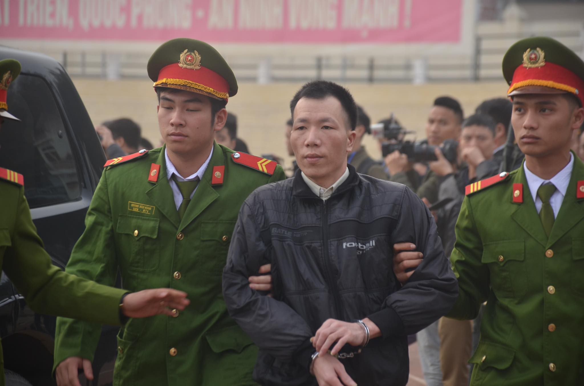 Hàng nghìn người đến theo dõi vụ xét xử nữ sinh giao gà bị sát hại ở Điện Biên