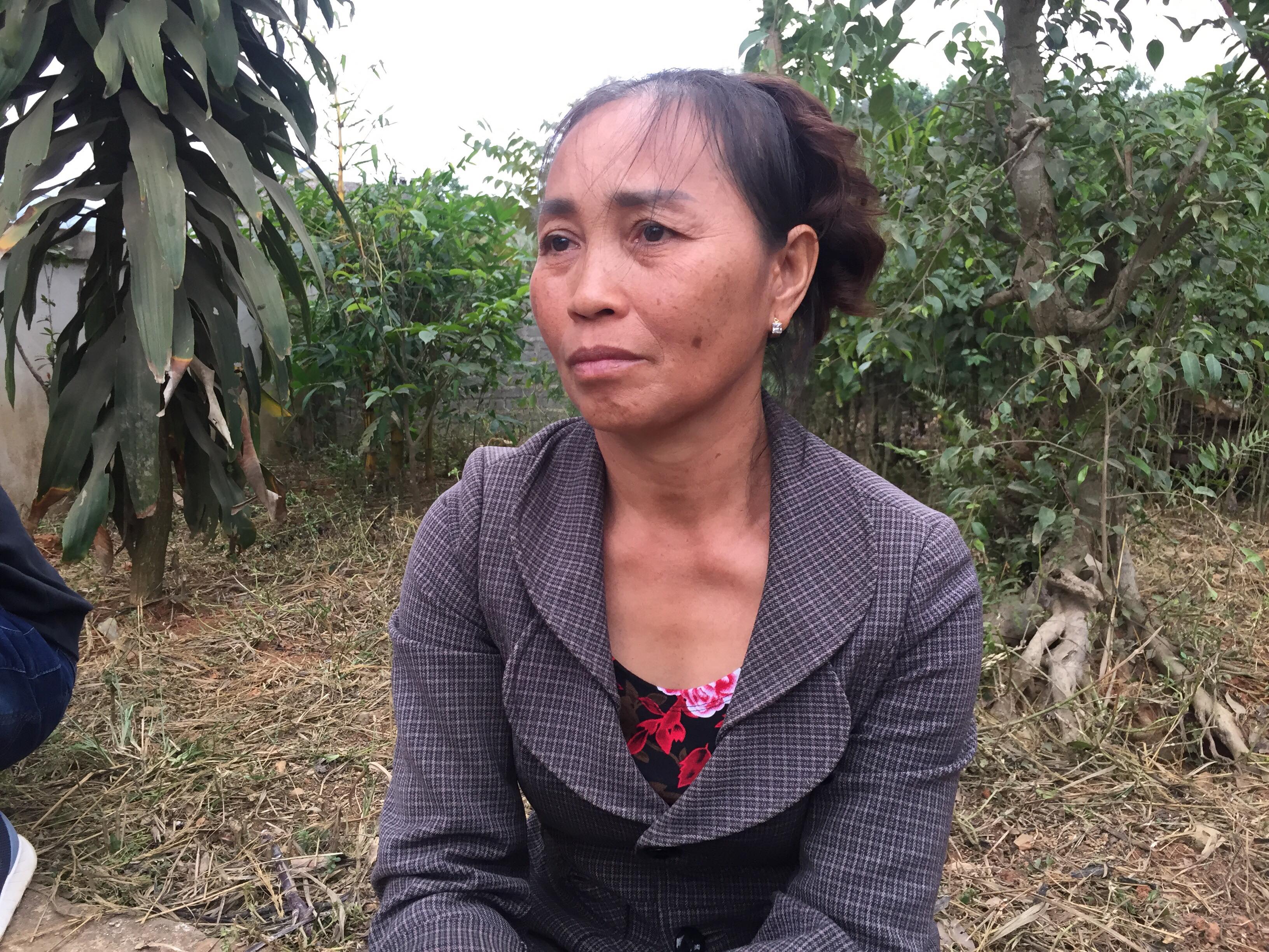 Rớt nước mắt cảnh hai cháu nhỏ chống gậy chịu tang bố mẹ trong vụ thảm án ở Thái Nguyên