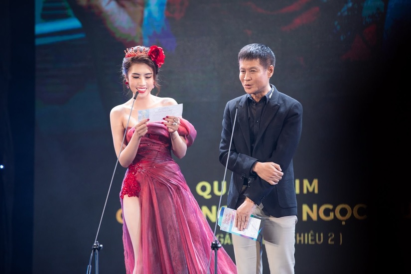 Bật cười khi hoa hậu Dương Yến Nhung đọc nhầm tên quay phim thành bộ phận nhạy cảm