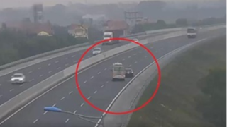 Tước bằng lái tài xế đi lùi trên cao tốc suýt gây ra thảm họa giao thông