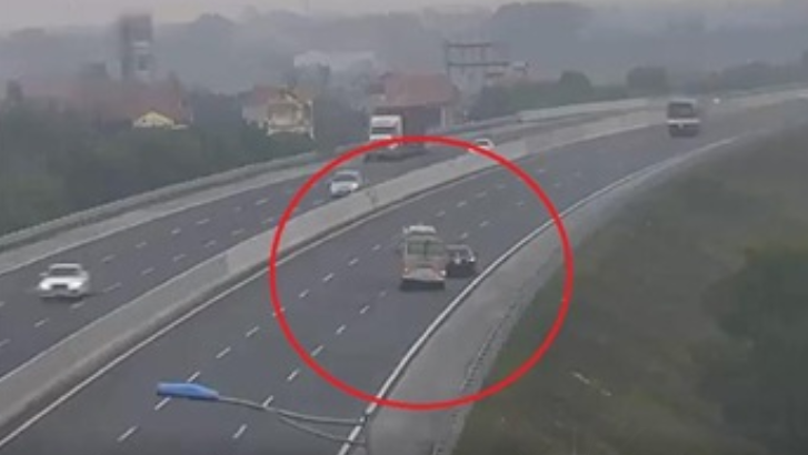 Tước bằng lái tài xế đi lùi trên cao tốc suýt va chạm với một xe khách