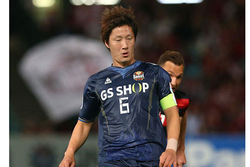 Tiền vệ Kim Jin Kyu của U23 Hàn Quốc tỏ ra thận trọng ở vòng chung kết U23 châu Á