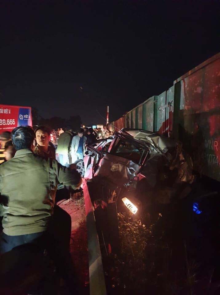 Lái và phụ xe tải chết thương tâm khi mắc kẹt giữa đường ray