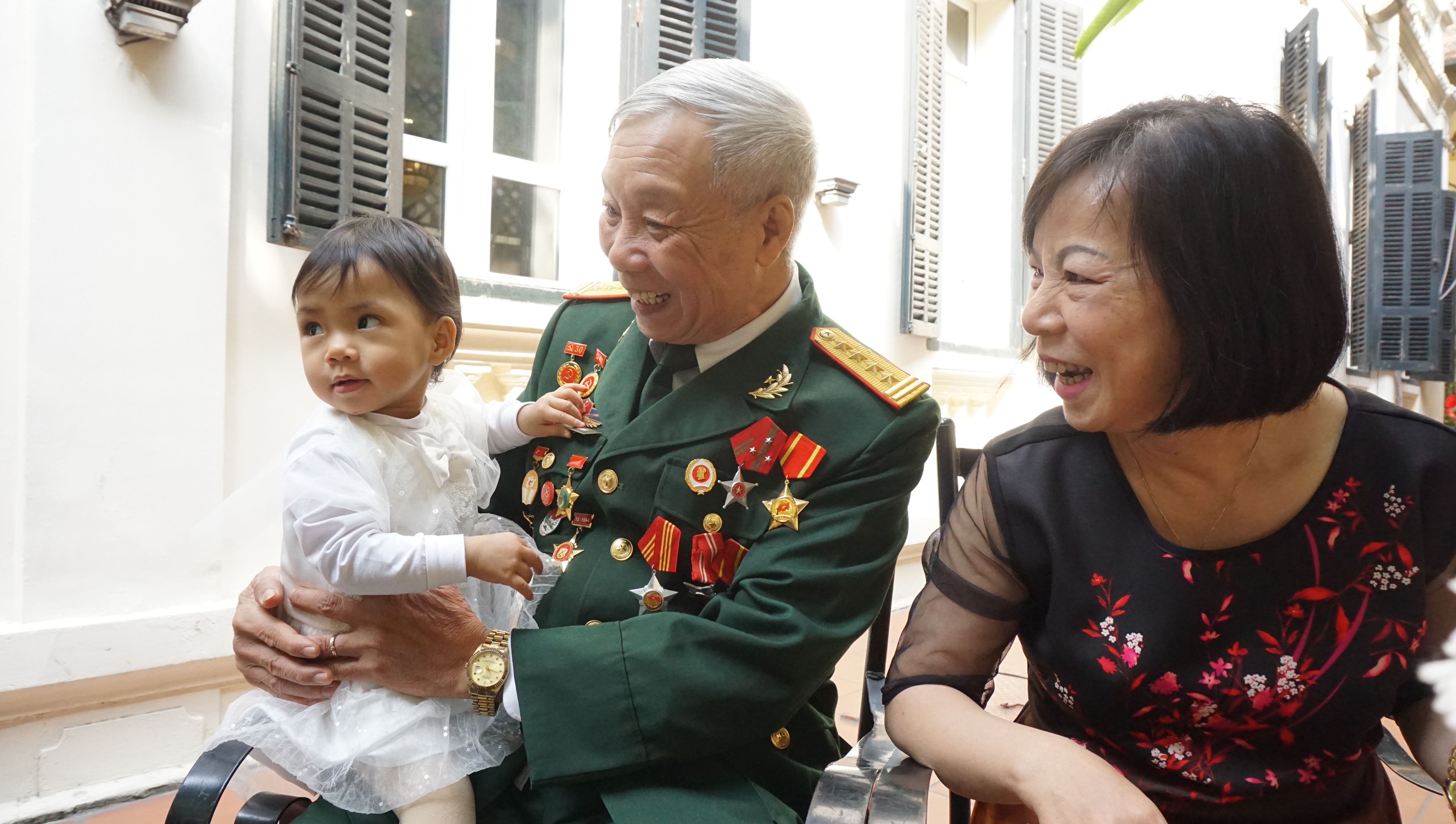 Xúc động hành trình 10 năm đi tìm mụn con của cặp vợ chồng đại tá U70