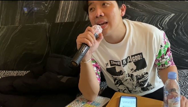 Trấn Thành 'quẩy' hát tiếng Hàn với Hari Won tại quán ăn làm mọi người phấn khích