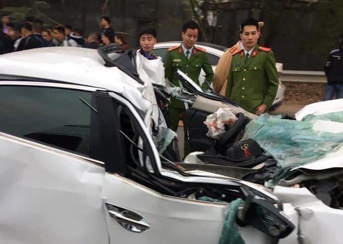 Ô tô Mazda bẹp dúm sau khi tông vào đuôi xe ben, tài xế tử vong trong buồng lái