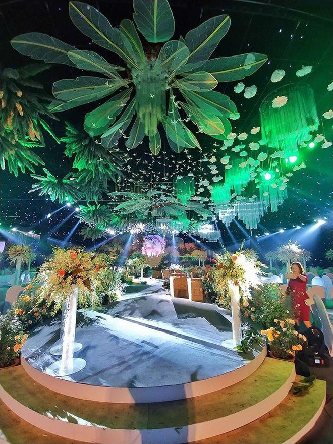 Đám cưới 54 tỷ đồng ở Quảng Ninh: Choáng ngợp xe siêu sang biển tứ quý54