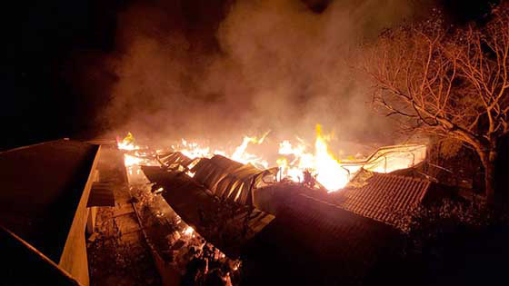 Công nhân hút thuốc vứt xuống nền nhà, xưởng bông hàng nghìn m2 cháy rụi