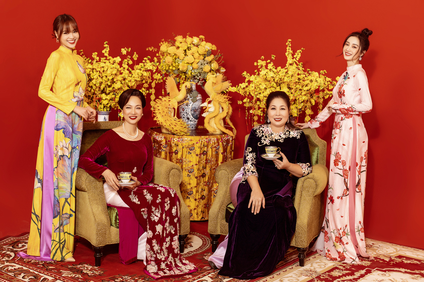   Đại gia đình giàu có của Ninh Dương Lan Ngọc diện áo dài, hát Rap chúc Tết