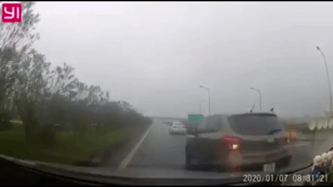 Ô tô ngang nhiên đi lùi trên cao tốc Hà Nội - Thái Nguyên