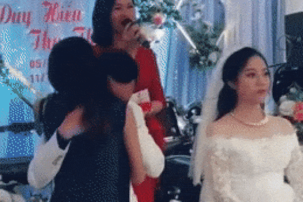 Sự thật chú rể ở Nam Định ôm 'gái lạ' khóc nức nở khiến cô dâu bối rối