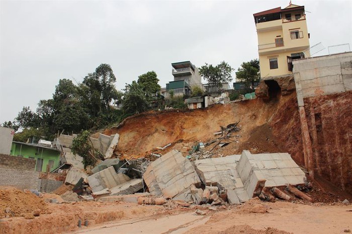 Quảng Ninh: 16 hộ dân phải di dời khẩn cấp vì sập bờ kè