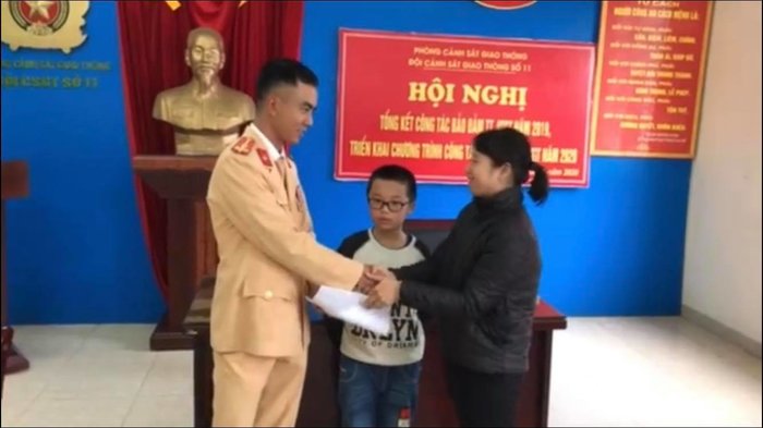 CSGT Hà Nội giúp bé trai 8 tuổi đi lạc tìm về nhà 
