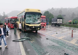 4 ô tô hư hỏng nặng sau tai nạn liên hoàn trên cao tốc Nội Bài-Lào Cai