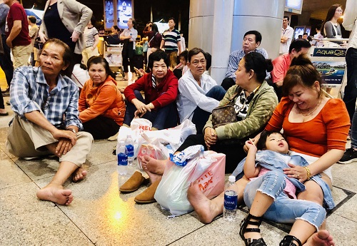 Nghìn người chen chân ở sân bay Tân Sơn Nhất ngày 24 Tết