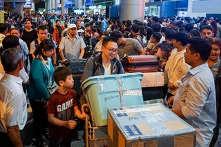 Nghìn người chen chân ở sân bay Tân Sơn Nhất ngày 24 Tết