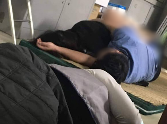 Bác sĩ nằm ôm nữ sinh viên ngủ trong bệnh viện. Ảnh Trí Thức Trẻ