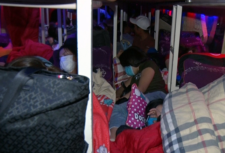 Xe khách 45 chỗ tuyến Thành phố Hồ Chí Minh đi Nghệ An chở gần 100 người