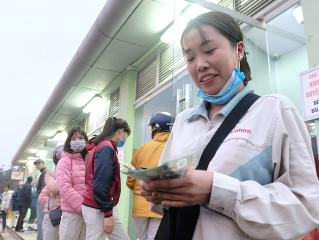 Công nhân xếp hàng dài rút tiền tại cây ATM về quê ăn Tết