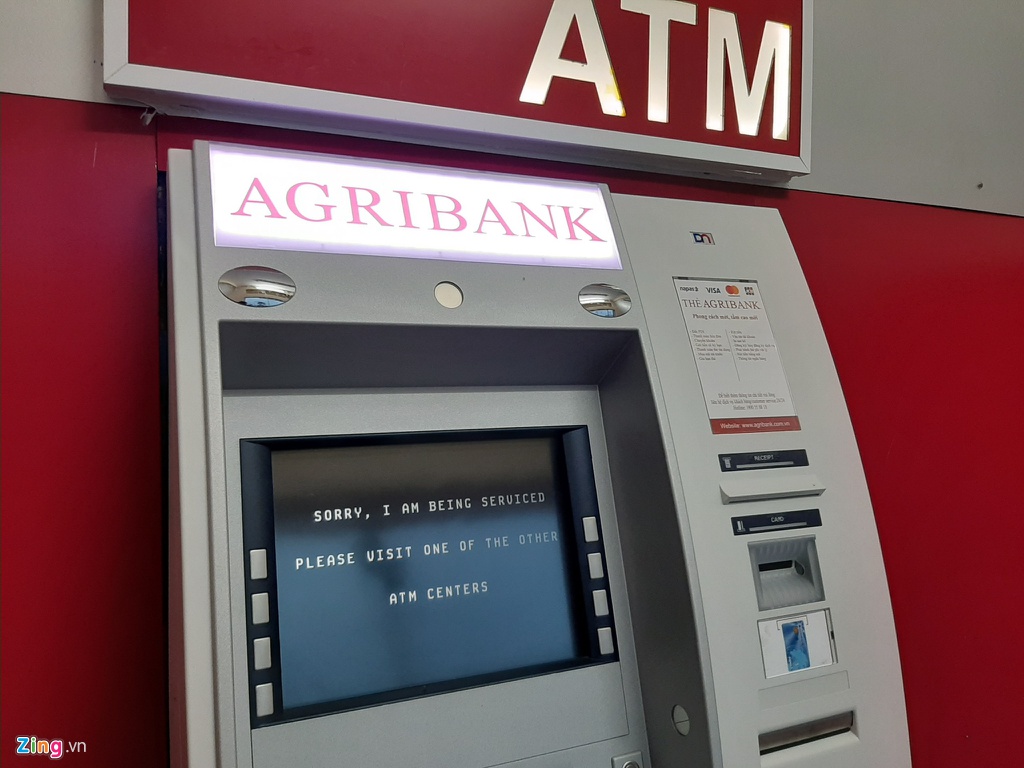 Công nhân xếp hàng dài rút tiền tại cây ATM về quê ăn Tết