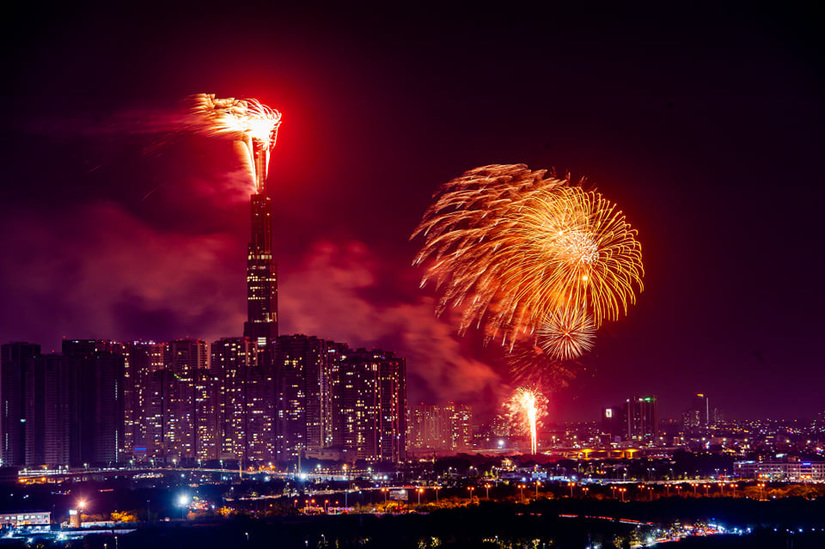 Pháo hoa đồng loạt rực sáng trên bầu trời cả nước, chào đón năm mới Canh Tý 2020