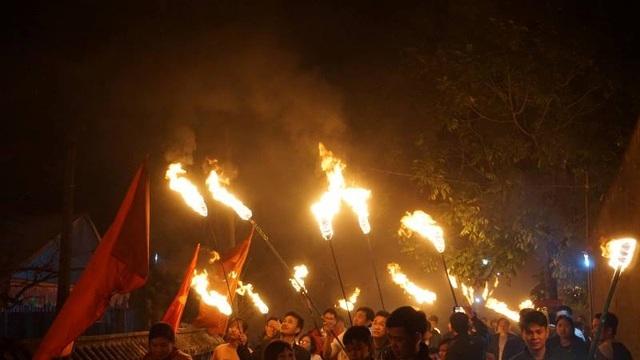 Nam Định: Cả làng chạy đua đưa 'lửa Thánh' về nhà trong đêm giao thừa