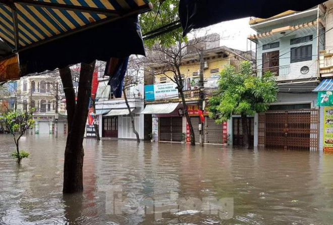 Nam Định ngập lụt, phố vắng hoe ngày mùng 2 Tết