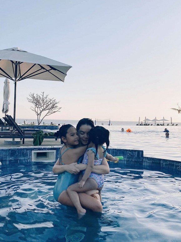 Đầu năm mới Phạm Quỳnh Anh cùng 2 con gái đi du lịch 