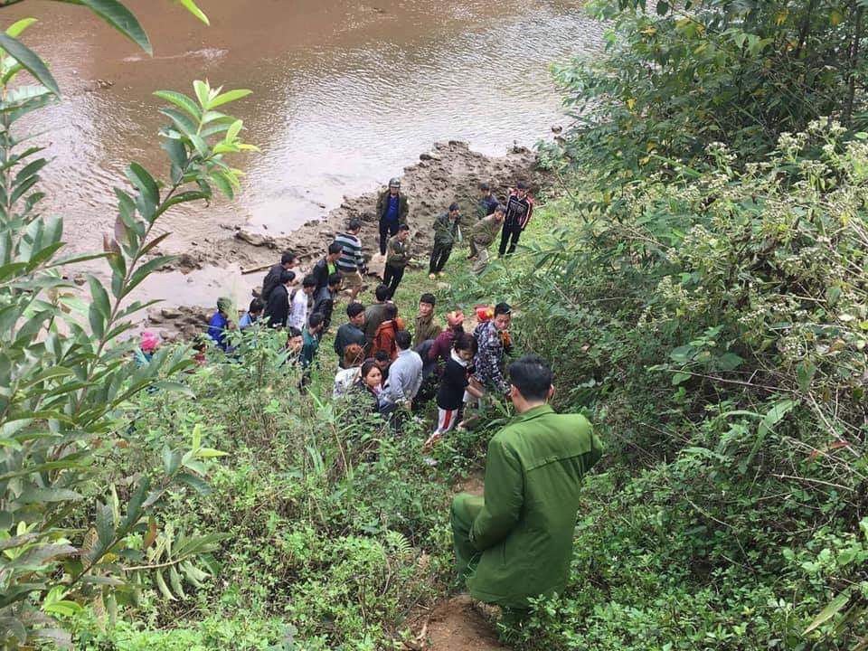  Lào Cai: Phát hiện thi thể cô gái bị chôn bên bờ suối