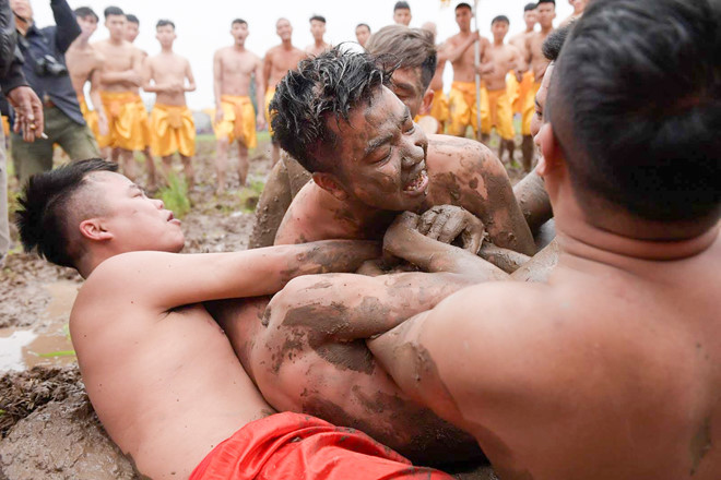 Bất chấp mưa rét, cả trăm đàn ông Nam Định cởi trần cướp trái giữa bùn lầy