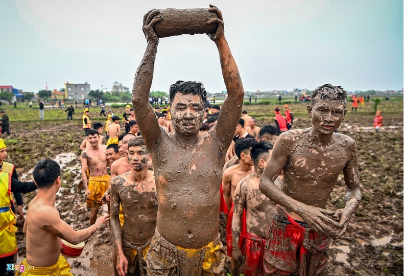 Bất chấp mưa rét, cả trăm đàn ông Nam Định cởi trần cướp trái giữa bùn lầy
