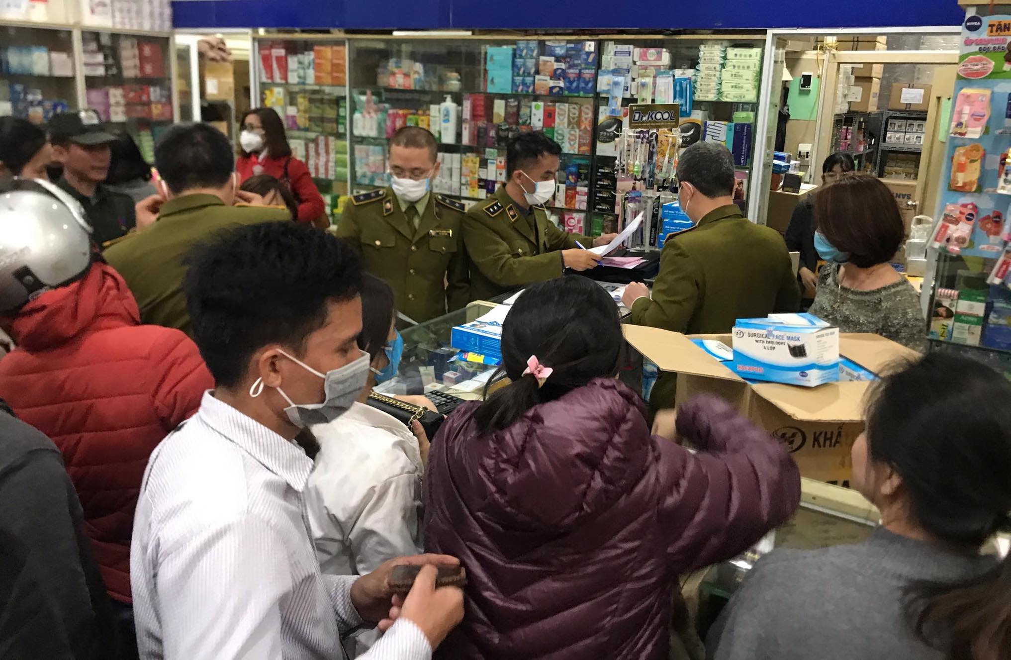 Xử phạt nhiều cửa hàng đẩy giá khẩu trang y tế gấp 7 lần tại Hà Nội