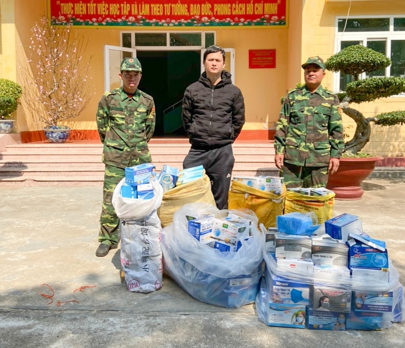 Bắt người đàn ông Quảng Ninh xuất lậu gần 9.000 khẩu trang y tế để bán