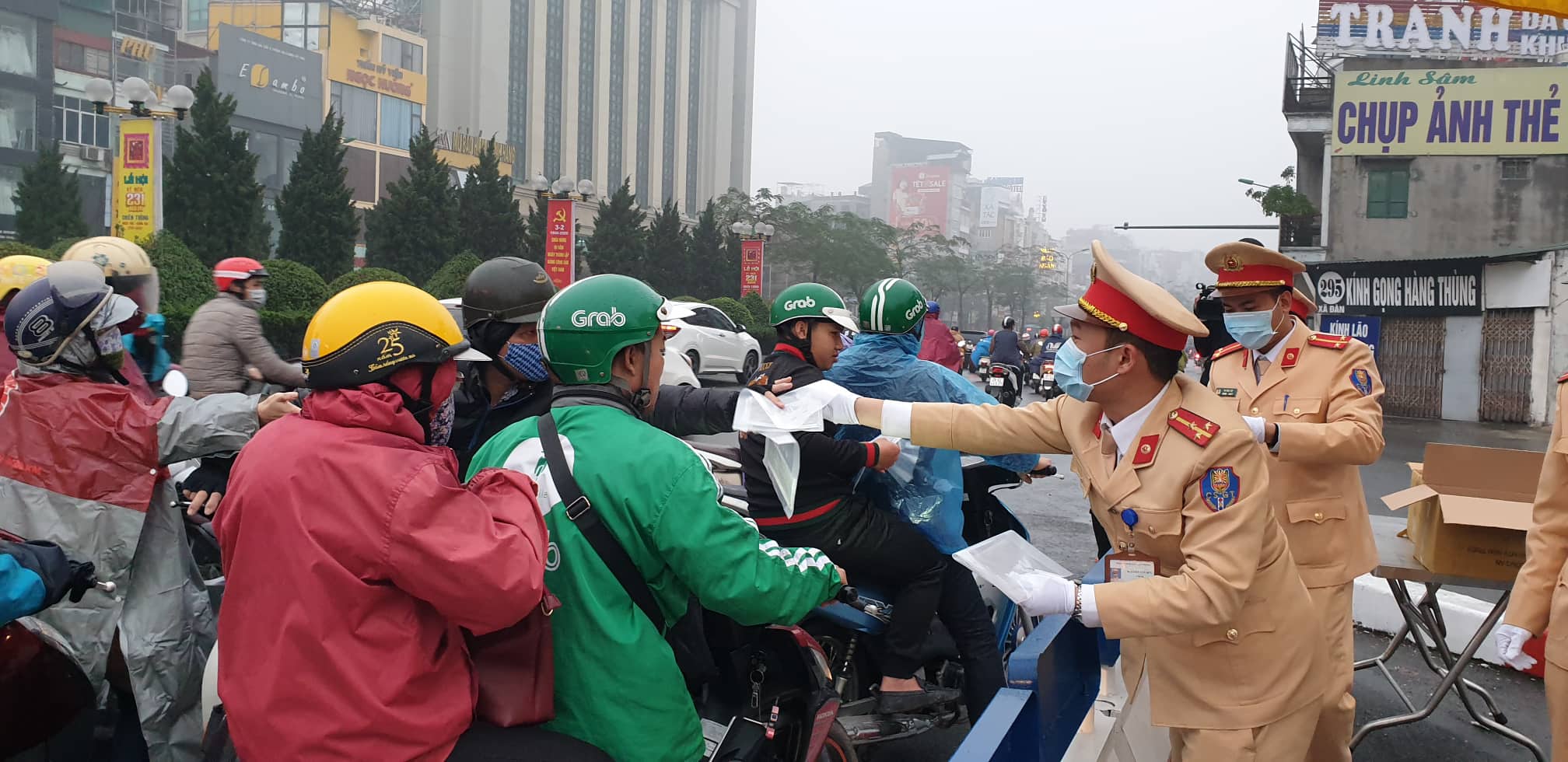 CSGT Hà Nội phát khẩu trang cho người đi đường chống dịch corona